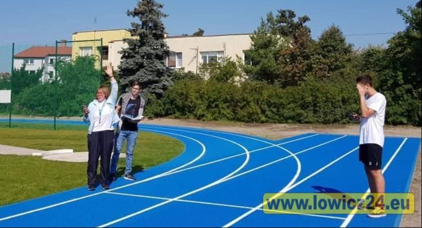Uczniowie łowickiego Medyka już korzystają z nowego boiska wielofunkcyjnego (Foto i Video)