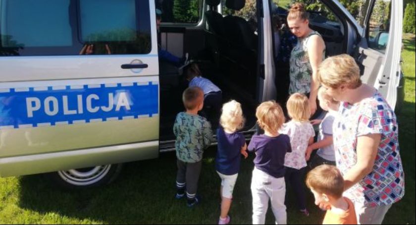 Funkcjonariusze łowickiej policji uczą najmłodszych bezpiecznych zachowań