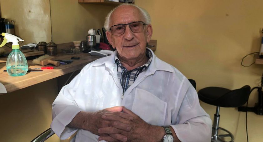 73 lata w zawodzie. Wywiad z fryzjerem z Łowicza, Renardem Biernackim (Foto)