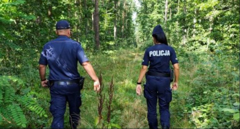 Funkcjonariusze łowickiej policji pomogli odnaleźć zaginionego grzybiarza! Rodzina im podziękowała