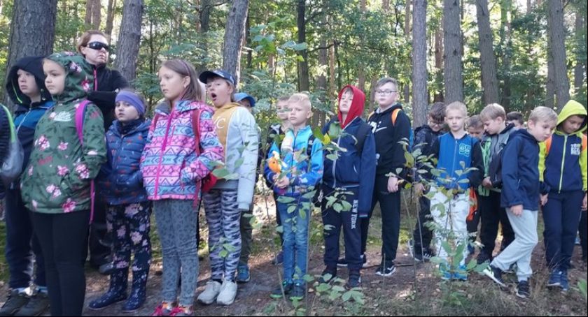 Uczniowie SP nr 7 na lekcji przyrody w Puszczy Bolimowskiej (Foto)