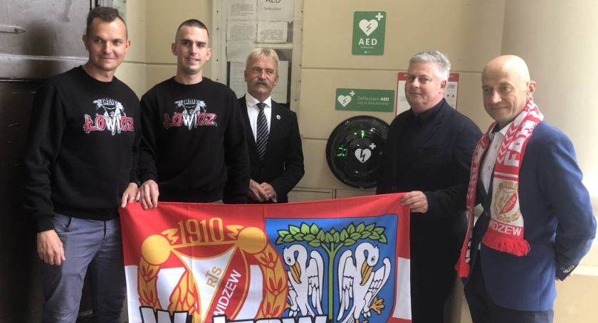 Defibrylator AED już zamontowany w przedsionku łowickiego ratusza (Foto, Video)