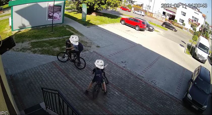 Postanowili się zabawić niszcząc kosz na śmieci petardą! (Video)