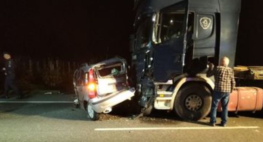 Zabostów Duży. Kolizja z udziałem dwóch ciężarówek i auta osobowego