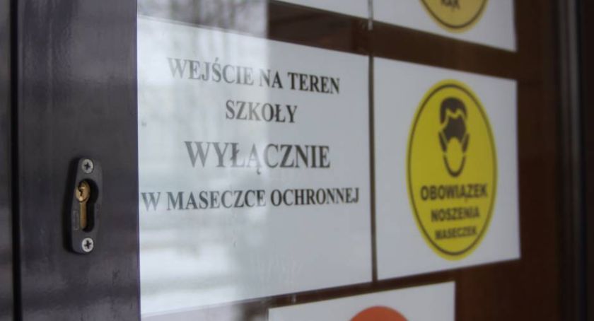 Łowicz. Zdalne nauczanie w kolejnych szkołach podstawowych