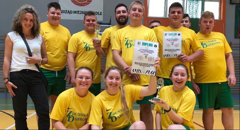 Sukces uczniów ze Zduńskiej Dąbrowy w eliminacjach strefowych Mistrzostw Polski Szkół Rolniczych w Przeciąganiu Liny (Foto)