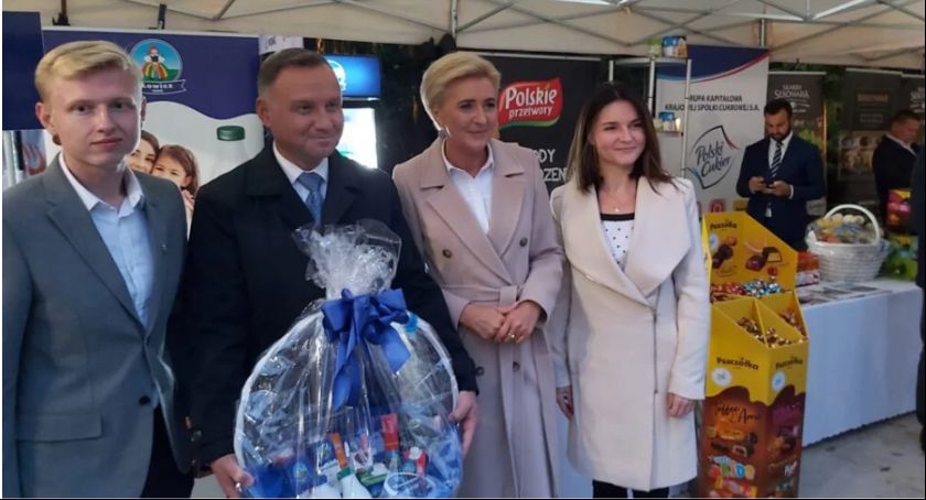 Prezydencka para obdarowana koszem ze specjałami łowickiej OSM