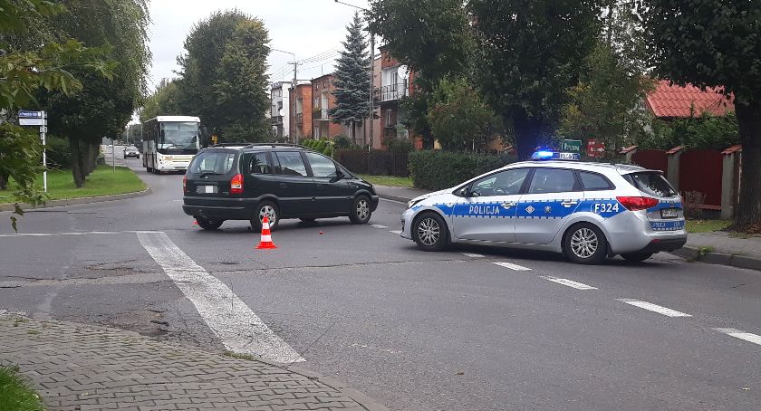 Potrącenie rowerzystki w Łowiczu. Kierowca opla wymusił pierwszeństwo