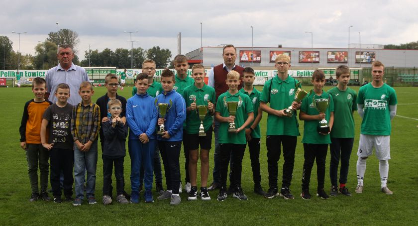 Młodzi piłkarze MUKS Pelikan i AP Champions odebrali puchary za wygrane w lidze (foto, film)
