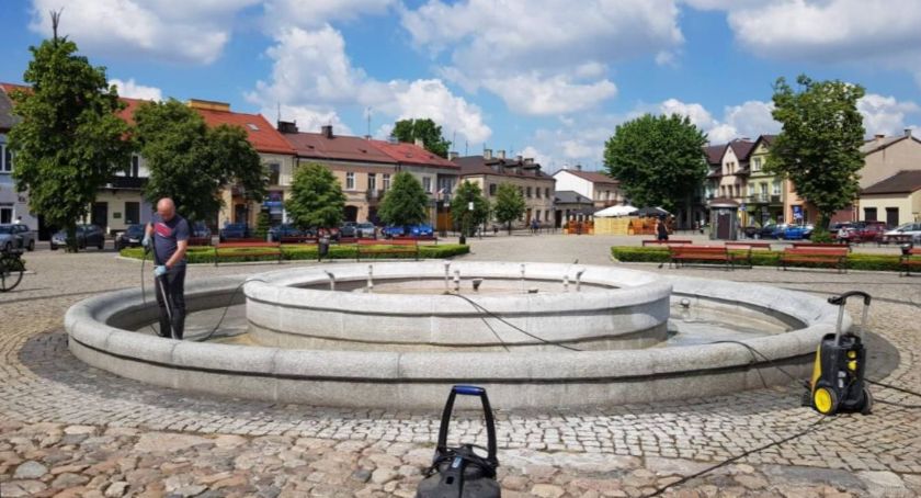 Łowicz. Ile ratusz wydał na konserwację i naprawy fontanny na Nowym Rynku?