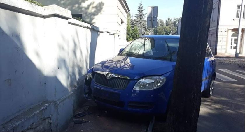 Łowicz. Kolizja na ul. Podrzecznej. Nie zauważył znaku Stop (Foto)