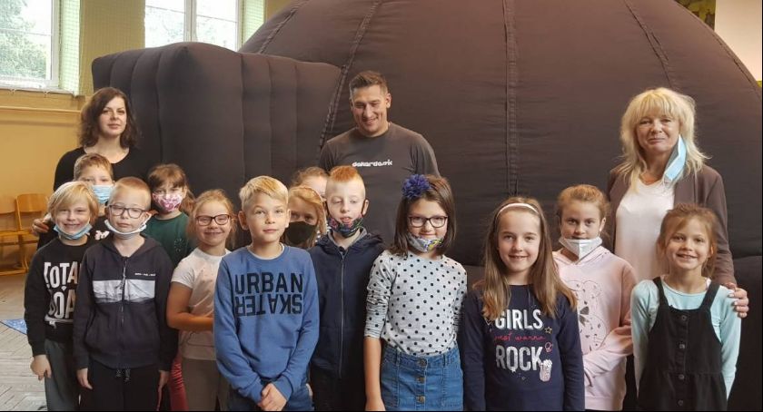 Objazdowe Obserwatorium Astronomiczne zawitało do SP nr 2 w Łowiczu (Foto i Video)