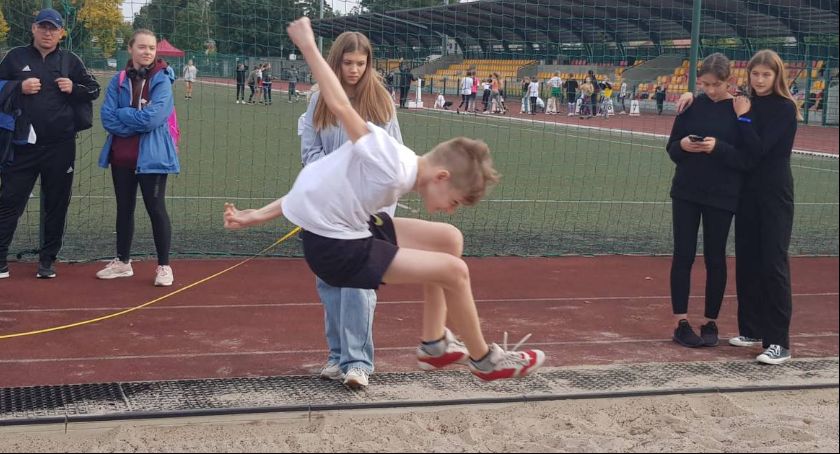 Na stadionie OSiR w Łowiczu zainaugurowano Czwartki Lekkoatletyczne (Foto i Video)