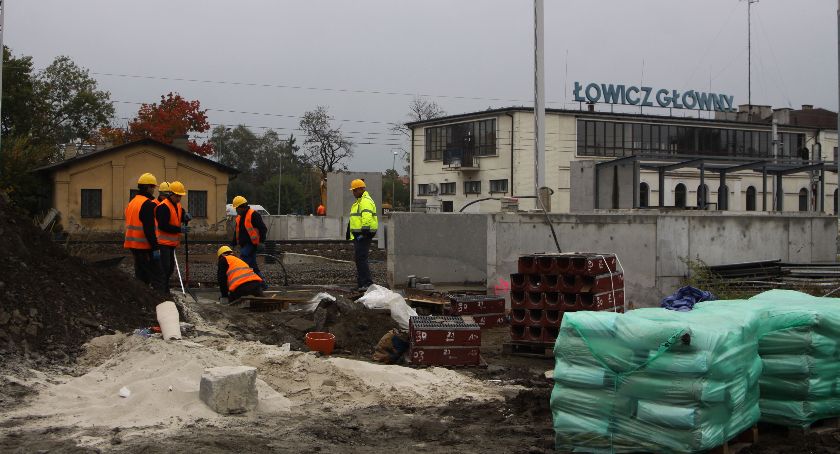 Łowicz Główny. Trwają prace przed otwarciem przejścia podziemnego (foto)