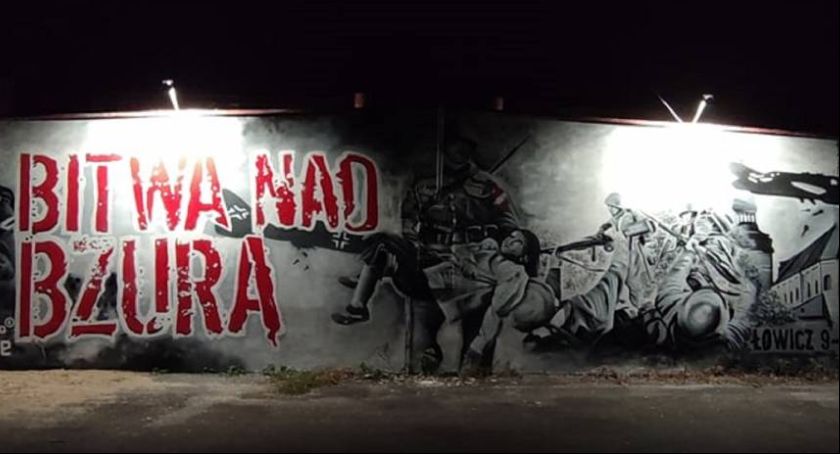 Łowicz. Patriotyczny mural został podświetlony