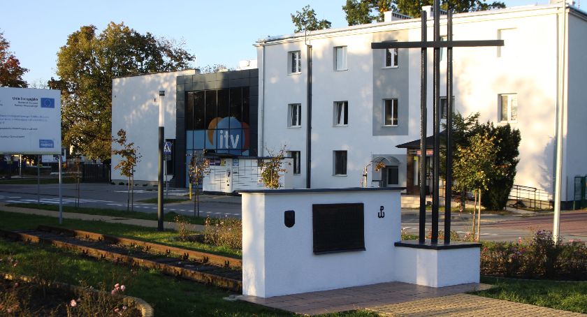 Łowicz. Nowe oblicze Pomnika Pamięci Kolejarzy (Foto)
