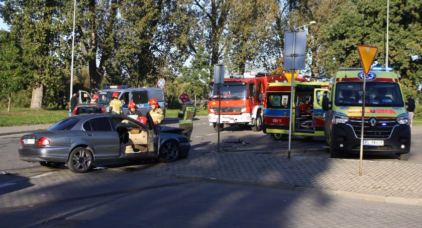Łowicz. Zderzenie trzech pojazdów na ul. Starorzecze, ranne dziecko (Foto i Video)