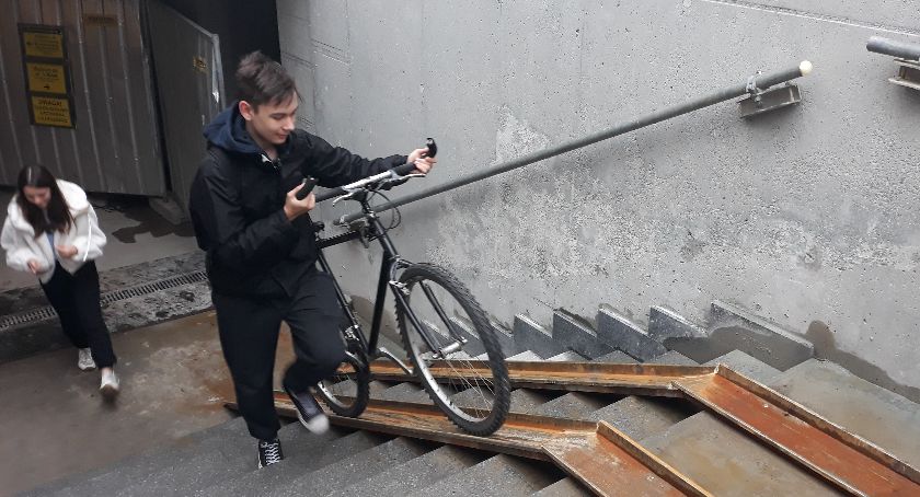 Rowerzyści krytycznie o przejściu podziemnym przy stacji Łowicz Główny. „Prowizorka”