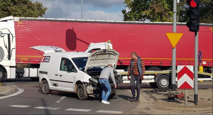 Łowicz. Kolizja na skrzyżowaniu ul. Prymasowskiej z ul. Poznańską (Foto i Video)