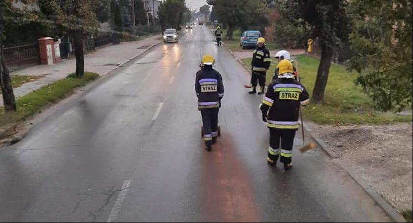 Jechał i tracił paliwo! Interweniowała straż