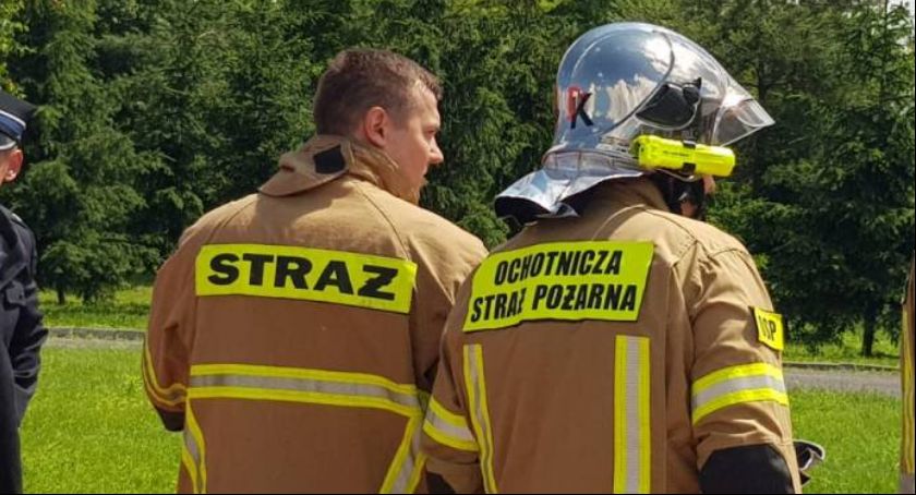 Druhowie pomogli przetransportować pacjenta do karetki 