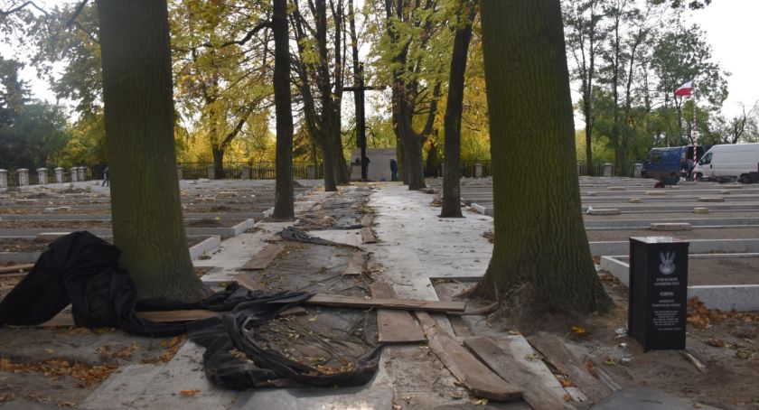 Kompina (gm. Nieborów). Trwa renowacja Cmentarza Wojskowego (foto i video)