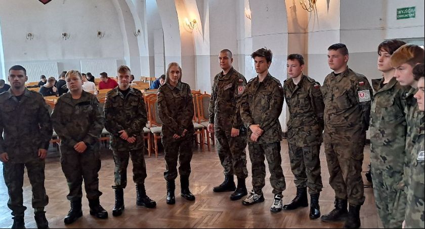 ZSP nr 1 w Łowiczu. Pierwsze w tym roku zajęcia nowych adeptów Grupy Mundurowej (Foto)