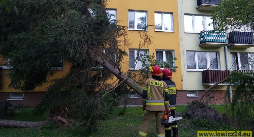 Strażacy usuwają skutki wichury a nowych zgłoszeń wciąż przybywa! (Foto i Video)