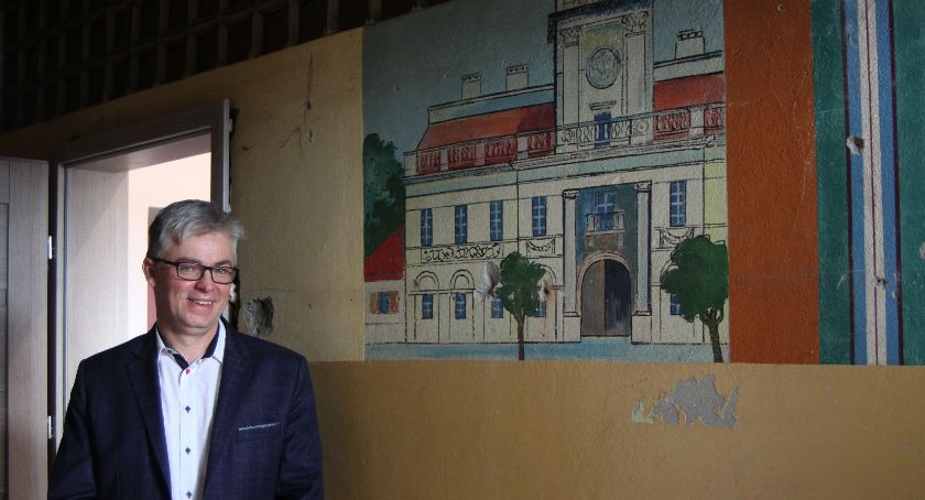 Łowicz. Ciekawe odkrycie w holu sanepidu (foto)