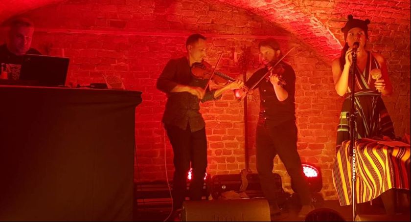 Muzyka źródeł w piwnicach łowickiego muzeum (Video)