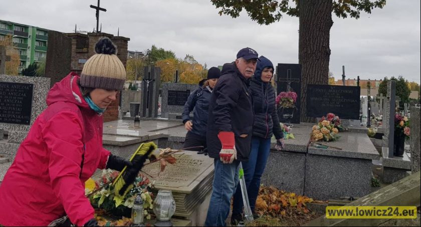 Członkowie łowickiego Oddziału PTTK sprzątali groby na łowickich nekropoliach (Foto)