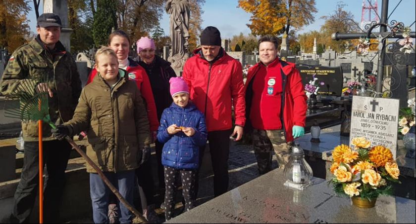 Dziś przewodnicy PTTK sprzątali groby na cmentarzu katedralnym (Foto)