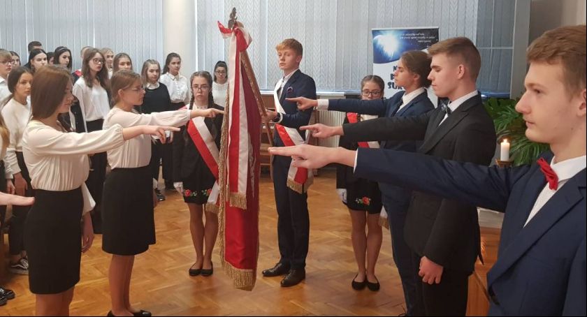 II LO w Łowiczu. Ślubowanie uczniów klas pierwszych (Foto i Video)
