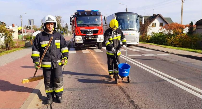 Łowicz. Plama oleju hydraulicznego na odcinku półtora kilometra