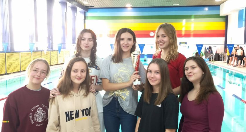 Powiatowe zawody w pływaniu drużynowym w Łowiczu (foto)