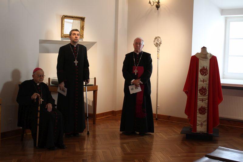 Cenne pamiątki na wystawie z okazji 25-lecia diecezji łowickiej