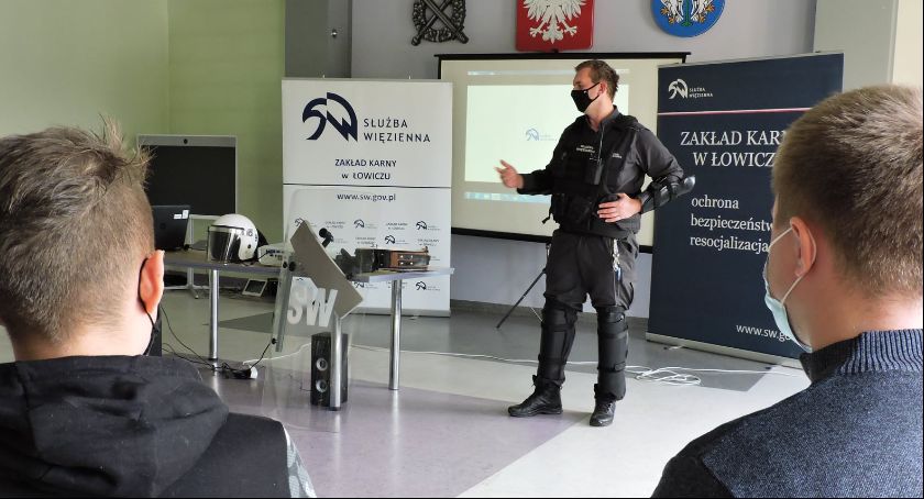 Funkcjonariusze Zakładu Karnego prowadzili zajęcia w szkole na Blichu