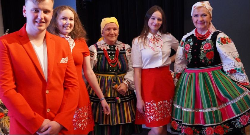 Stroje inspirowane wycinankami łowickimi na EXPO w Dubaju