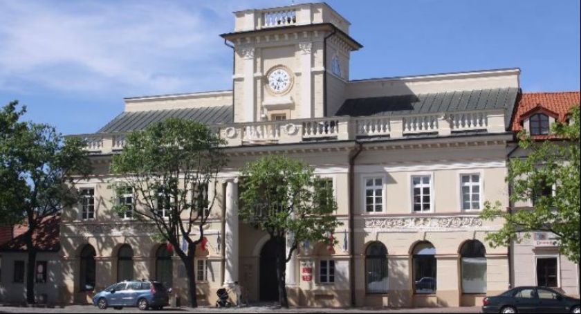 Utrudnienia w łowickim ratuszu dla chcących złożyć wniosek o dowód