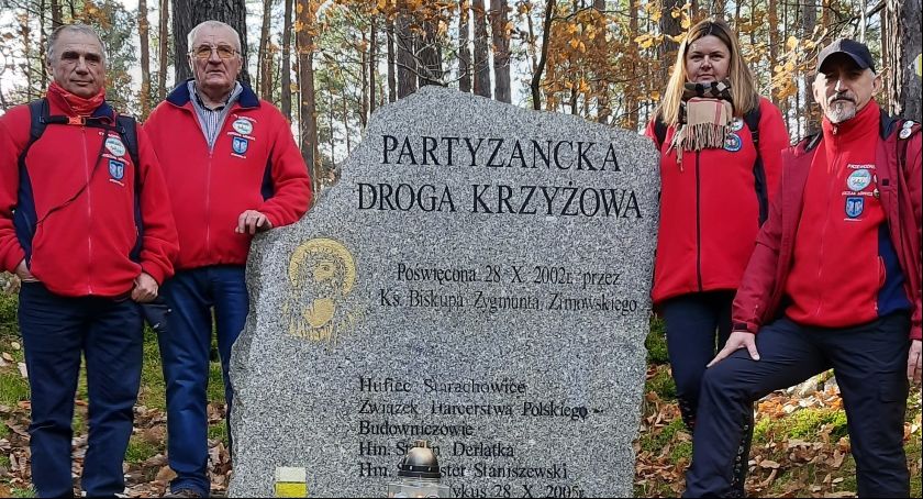 Delegacja łowickiego PTTK poznawała historę Ponurego