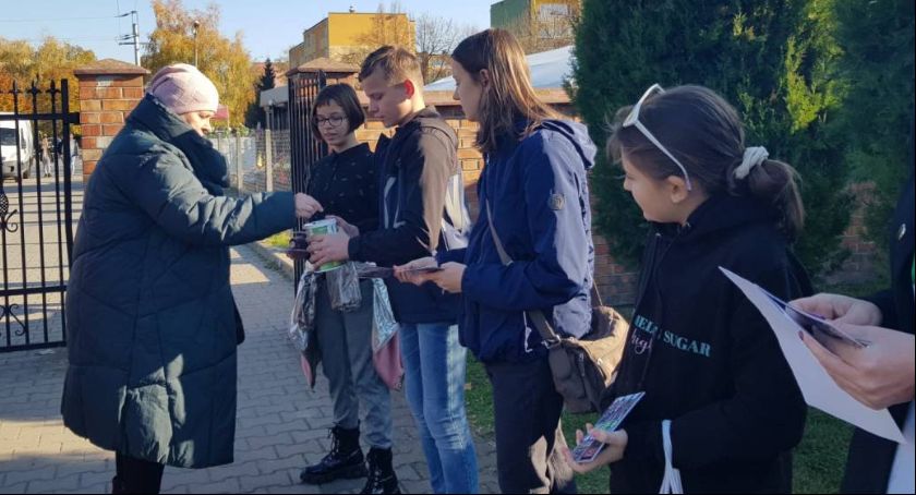 Łowicka Dwójka kwestuje na Cmentarzu Emaus (Foto)