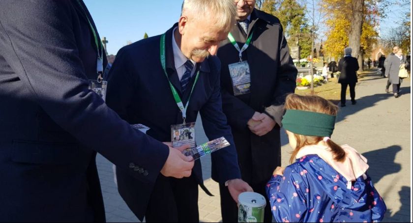 Na łowickich cmentarzach trwa XI kwesta na rzecz ratowania zabytkowych grobów (Foto)