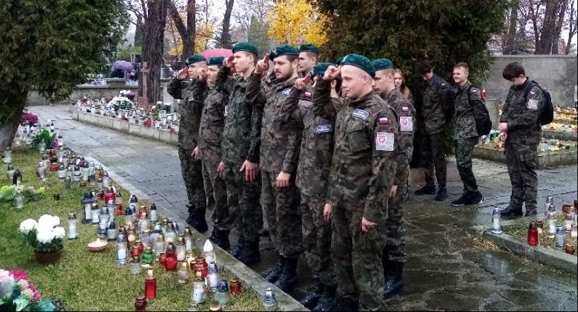 Pamiętamy! Grupa mundurowa z ZSP nr 1 odwiedziła groby żołnierzy 10 Pułku Piechoty (Foto)
