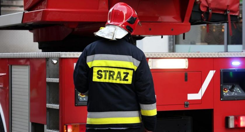 Strażacy pomogli mężczyźnie rannemu przy pracy