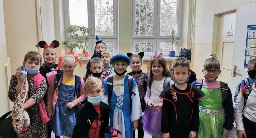Międzynarodowy Dzień Postaci z Bajek w SP1 w Łowiczu (foto)