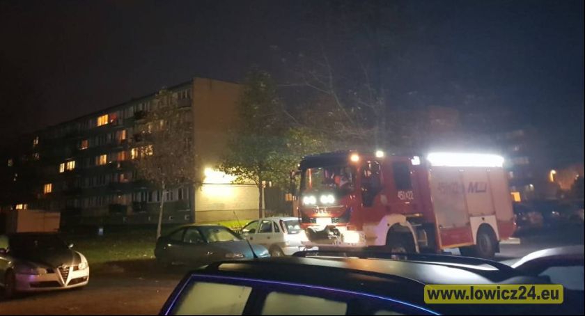 Strażacy wezwani do otwarcia mieszkania! W środku przebywała starsza osoba