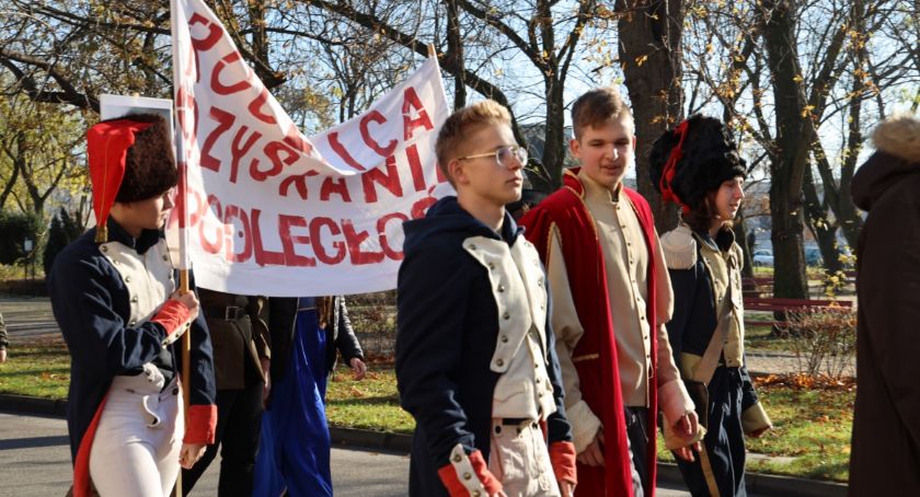 Łowicz. Patriotyczny przemarsz uczniów Pijarskiej (foto, film)