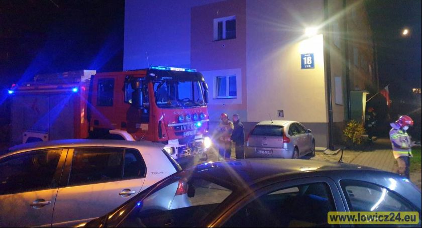 Interwencja straży pożarnej na os. Kostka w Łowiczu! Znów pomagali otworzyć drzwi (foto, film)