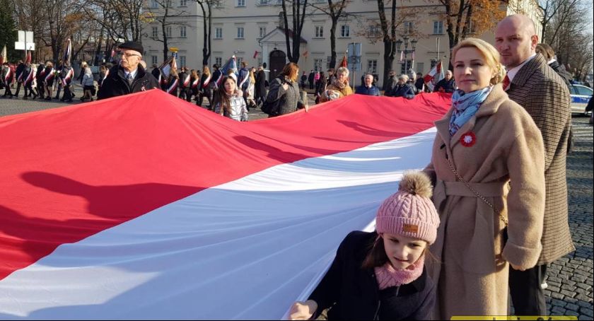 Ponieśli 50-metrową Flagę dla Niepodległej 