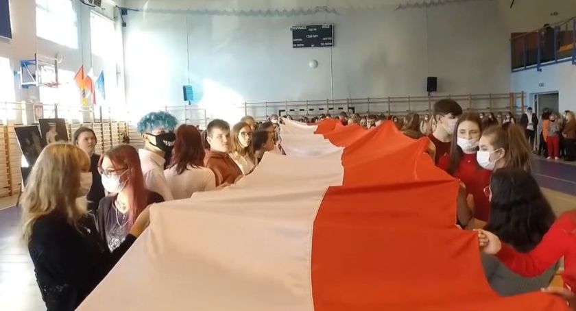 „Szkoła do hymnu” w ZSP nr 3 w Łowiczu (film)